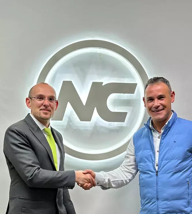 f.l.t.r.: Johannes Menzel, Regional Manager at Clark Europe, and Javier Niñerola, Managing Director at Grupo NC/Ontieleva