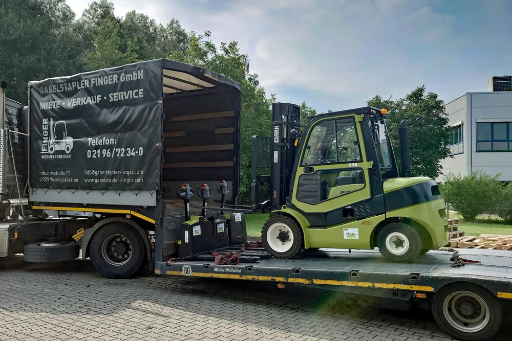 Joint aid project: Clark Europe provides the THW with free forklifts for disaster relief work and the Clark dealer Gabelstapler Finger transports them free of charge to the base camp at the Nürburgring
