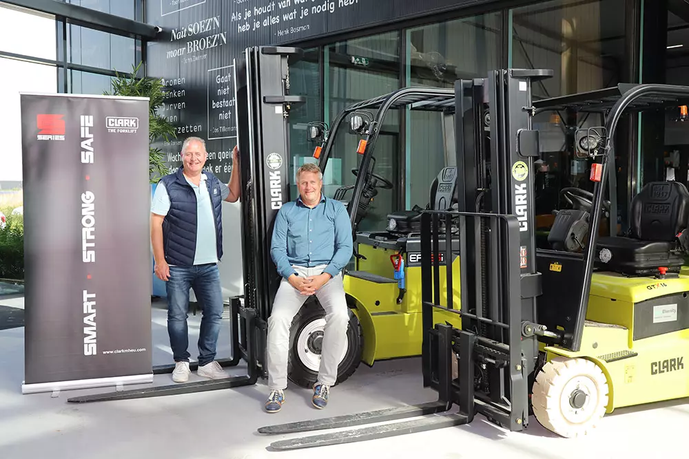 From left to right: Harold Enting, Customer Manager and Jan Yke Algra, Branch Manager at Siderius Heftrucks BV.