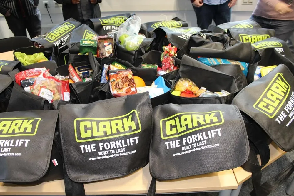 Les employés de Clark font des dons pour les personnes dans le besoin