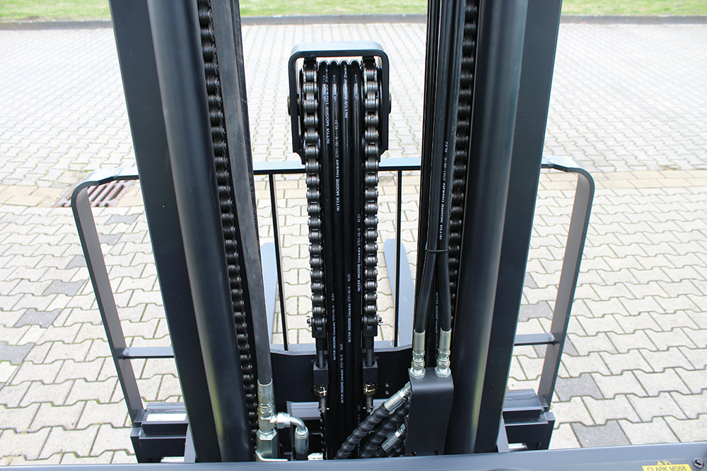 Excellent visibility and mast damping system