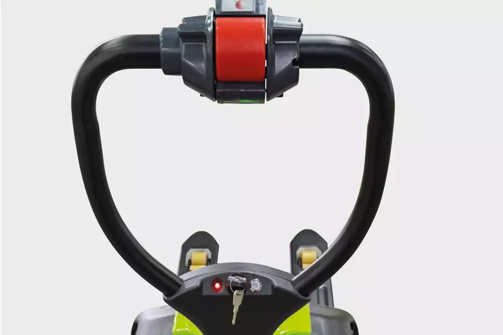 Ergonomic control with push-button for driving at crawl speed and with raised tiller