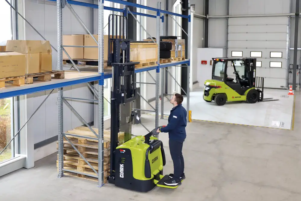 CLARK RSE16: Apilador eléctrica de gran elevación con plataforma de 1600 kg