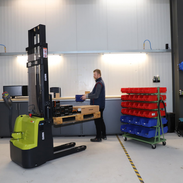 CLARK BST12i 1200 kg electric pallet truck