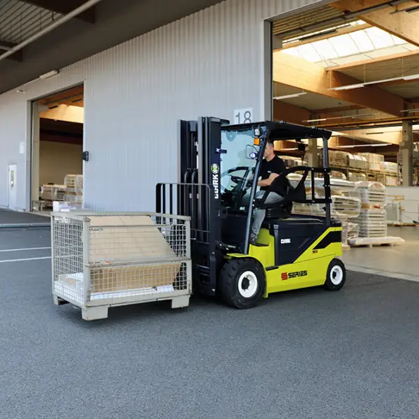 The new Clark SE30 electric forklift truck with a load capacity of 3 tonnes f