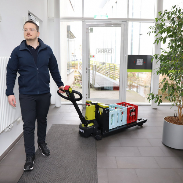 CLARK ELP20 2000 kg electric low-lift pallet truck with lithium-ion battery CLARK ELP20 2000 kg electric low-lift pallet truck with lithium-ion battery