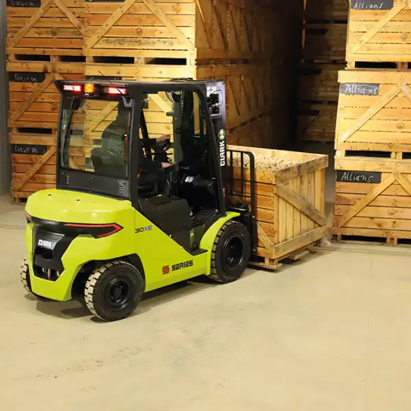 CLARK Electric Crossover Forklift S25XE / S30XE / S35XE 2500 - 3500 kg