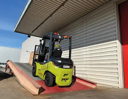 CLARK Crossover Electric Forklift L25XE / L30XE / L35XE 2500 - 3500 kg